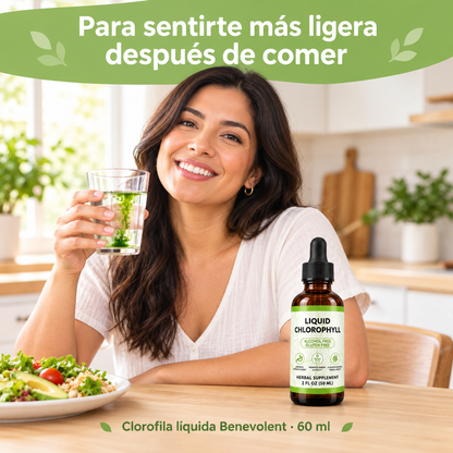 Mujer con un vaso de agua con gotas de clorofila Benevolent después de comer